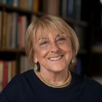 Picture of Professor Lisa Jardine in front of a full bookshelf.